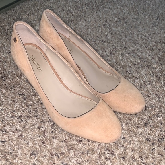 Women’s Calvin Klein Heels Size 7 in Tan/Cream- Brushed Fabric, Closed Toe - Picture 1 of 5